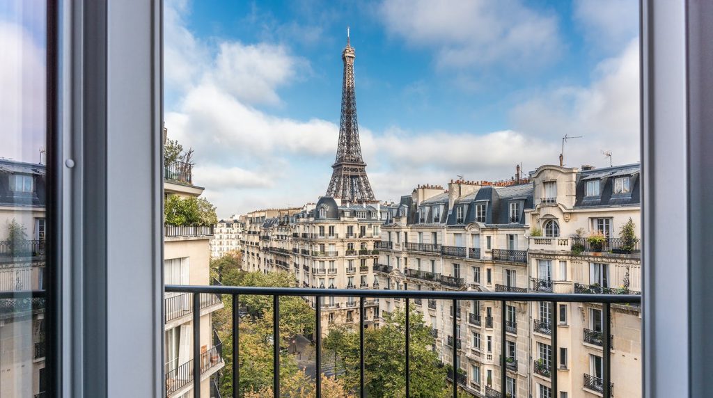 Plum Guide apartment - view of the Eiffel Tower